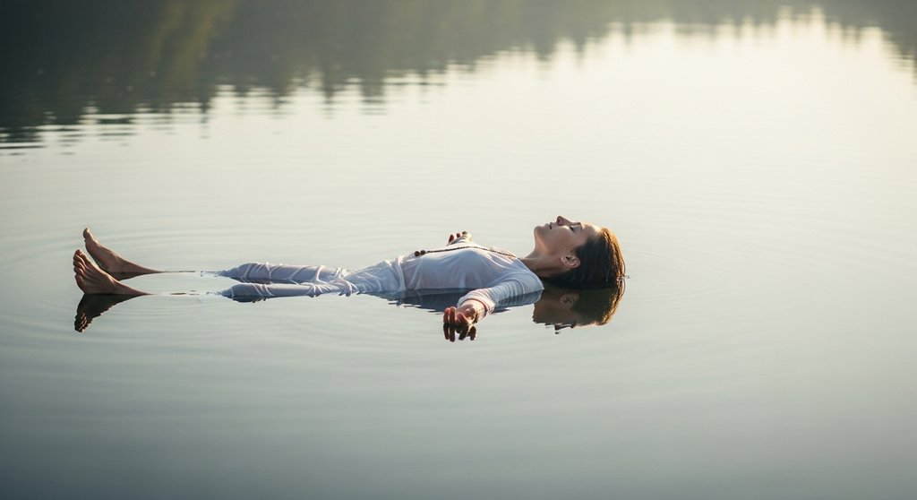 Ein fortgeschrittener Yogi schwebt mittels Plavini Pranayama auf dem Wasser.